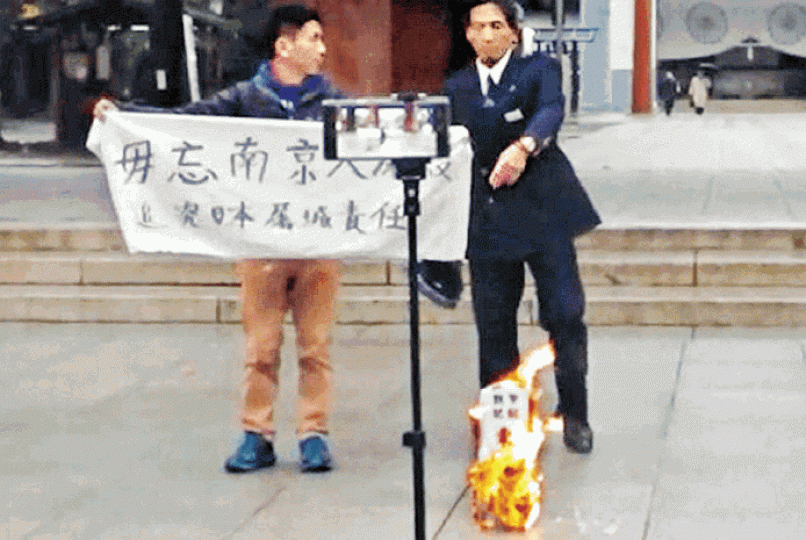 郭紹傑去年在靖國神社焚燒東條英機神主牌道具被捕。郭紹傑 郭紹傑去年在靖國神社焚燒東條英機神主牌道具被捕。郭紹傑