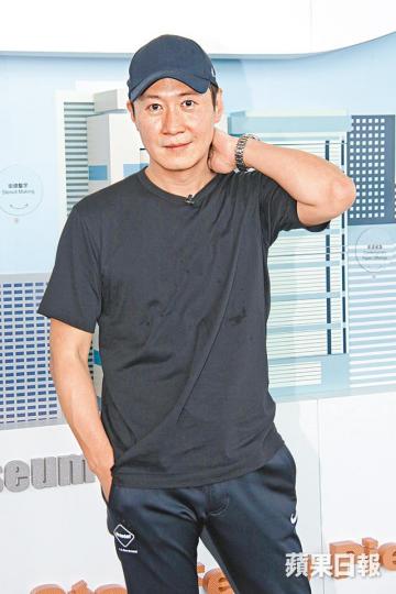 黎明昨日穿上全黑運動服為公益金錄影籌款。黎明完成開步禮儀式後，即動身跑50層樓梯。黎明聯同公益金董事陳智思太平紳士花35分鐘完成項目，共籌得超過310萬元。陳庭欣到外地拍節目，笑言拍攝期間要被迫睇靚仔。