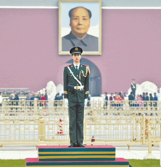 美國保守派主張全面遏制中國。圖為天安門廣場前站崗的官兵。以「讓美國再次偉大」為口號的特朗普上台後,全面把與中國的「鷹龍之爭」升級。 美國保守派主張全面遏制中國。圖為天安門廣場前站崗的官兵。以「讓美國再次偉大」為口號的特朗普上台後,全面把與中國的「鷹龍之爭」升級。