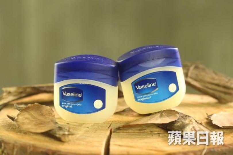 凡士林被指有多種功效,當中包括去除黑頭粉刺。 凡士林被指有多種功效,當中包括去除黑頭粉刺。