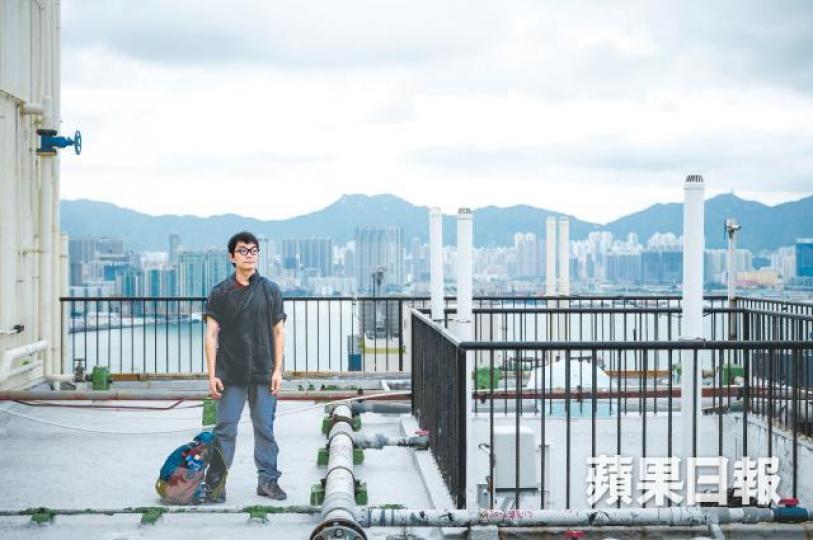 薯伯伯在西藏拉薩,是一位咖啡店老闆;回到香港,則經常被視為不務正業的人。「不正常旅行研究所」是薯伯伯的新作,剛於香港舉行新書簽名會,吸引了很多活在「正常」世界的讀者到來觀摩。薯伯伯親眼目睹西藏人被監控下的生活,回到香港,再次感受自由的空氣;他寄語港人:「咁唔在乎遲啲咪有啲後果。」小時候的一次車禍,令薯伯伯花了兩年才能重新調適身心;或許是這次意外,令他對生活的追求有所不同。 薯伯伯在西藏拉薩,是一位咖啡店老闆;回到香港,則經常被視為不務正業的人。「不正常旅行研究所」是薯伯伯的新作,剛於香港舉行新書簽名會,吸引了很多活在「正常」世界的讀者到來觀摩。薯伯伯親眼目睹西藏人被監控下的生活,回到香港,再次感受自由的空氣;他寄語港人:「咁唔在乎遲啲咪有啲後果。」小時候的一次車禍,令薯伯伯花了兩年才能重新調適身心;或許是這次意外,令他對生活的追求有所不同。