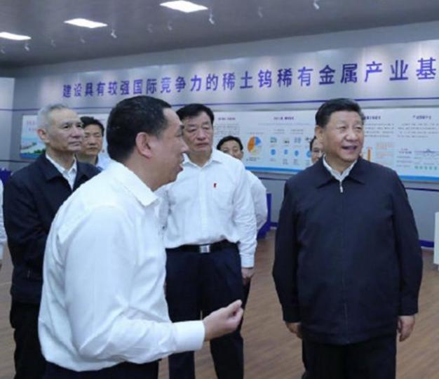 習總(右)星期一參觀江西的稀土企業,翌日中港股市喪炒稀土概念股。 互聯網圖片 習總(右)星期一參觀江西的稀土企業,翌日中港股市喪炒稀土概念股。 互聯網圖片