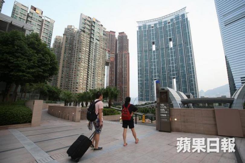 新香港人在港買樓泊錢,就是為讓錢「走出去」。如香港已無特別地位,會否出現賣樓走資潮? 資料圖片 新香港人在港買樓泊錢,就是為讓錢「走出去」。如香港已無特別地位,會否出現賣樓走資潮? 資料圖片