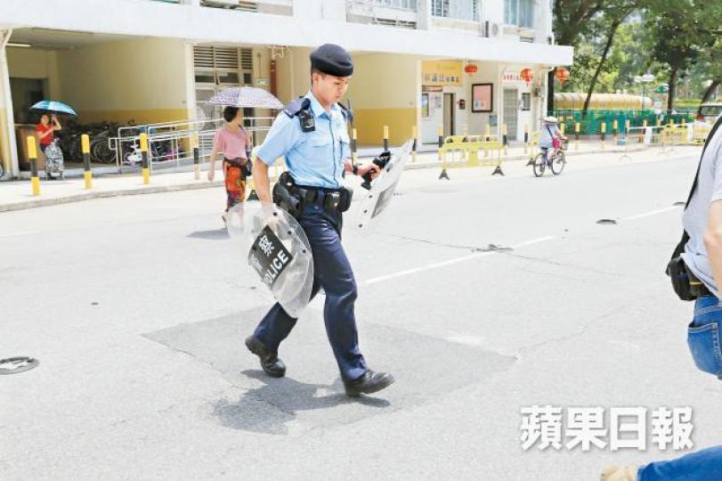 警員持盾牌登上女事主單位調查。梁瑞帆攝 警員持盾牌登上女事主單位調查。梁瑞帆攝