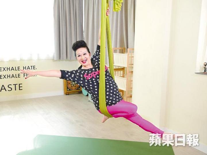 家燕姐把雙腿前後放，右腳穿過吊床做壓腿。瑜伽導師思敏（左）指導家燕姐做動作。享受做空中瑜伽的家燕姐，希望每星期可以抽時間鍛煉身體。