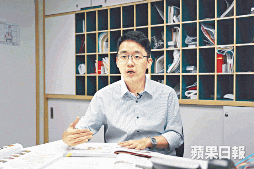 教協副會長、通識科教師田方澤【改版前】《雅集新高中通識教育系列:現代中國》改版前,有以六四為主題的「知識補給站」,以近200字描述事件背景和經過。【改版後】「知識補給站」主題改為「中國入世」。 教協副會長、通識科教師田方澤【改版前】《雅集新高中通識教育系列:現代中國》改版前,有以六四為主題的「知識補給站」,以近200字描述事件背景和經過。【改版後】「知識補給站」主題改為「中國入世」。