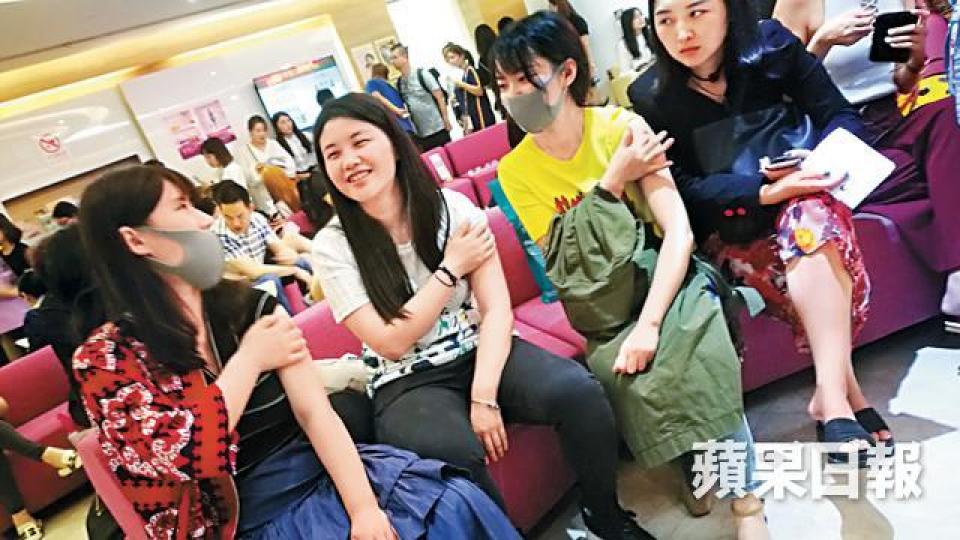 內地HPV疫苗短缺,令本地疫苗注射中心每日擠滿內地客。有人在機鐵列車內將大量非香港代理的HPV疫苗拆裝放入袋內(箭嘴示),並在無保溫下隨地放。本地不少針場偷用德國、澳洲等水貨疫苗。本地代理的正貨HPV針劑會印有MSD的標誌(紅圈示)。清潔阿姐以「摩打手」迅速向客人展示針盒,並撕走盒上序號拆封,直接丟進垃圾袋。大部份疫苗中心不設即場預約,職員會要求客人經中介預約。 內地HPV疫苗短缺,令本地疫苗注射中心每日擠滿內地客。有人在機鐵列車內將大量非香港代理的HPV疫苗拆裝放入袋內(箭嘴示),並在無保溫下隨地放。本地不少針場偷用德國、澳洲等水貨疫苗。本地代理的正貨HPV針劑會印有MSD的標誌(紅圈示)。清潔阿姐以「摩打手」迅速向客人展示針盒,並撕走盒上序號拆封,直接丟進垃圾袋。大部份疫苗中心不設即場預約,職員會要求客人經中介預約。