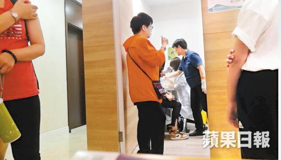 每日均有大批內地客在香港針場注射疫苗,職員神速完成注射程序以疏導人潮。徐雲庭攝 每日均有大批內地客在香港針場注射疫苗,職員神速完成注射程序以疏導人潮。徐雲庭攝