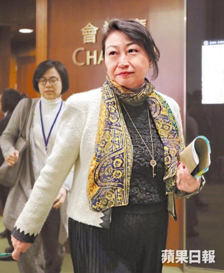 鄭若驊涉上任後仍有參與三宗仲裁案,去年1月仍未開始正式審理。ICISD西班牙案暫緩執行裁決的判決文件顯示鄭若驊為專責委員會委員,註明日期為2018年3月23日(左);而羅馬尼亞案1月30日的文件亦顯示鄭為仲裁庭主席(右)。 鄭若驊涉上任後仍有參與三宗仲裁案,去年1月仍未開始正式審理。ICISD西班牙案暫緩執行裁決的判決文件顯示鄭若驊為專責委員會委員,註明日期為2018年3月23日(左);而羅馬尼亞案1月30日的文件亦顯示鄭為仲裁庭主席(右)。