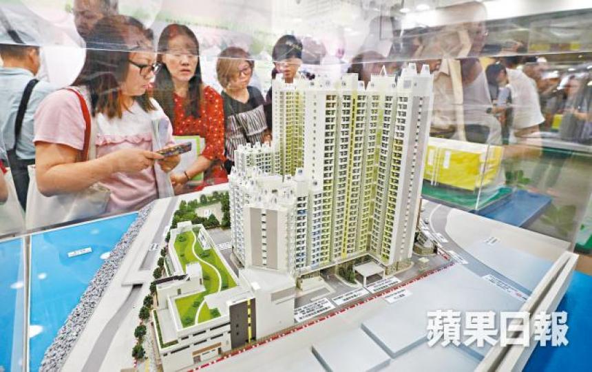 新居屋首日派表，大批市民到居屋中心了解細節。張志華攝