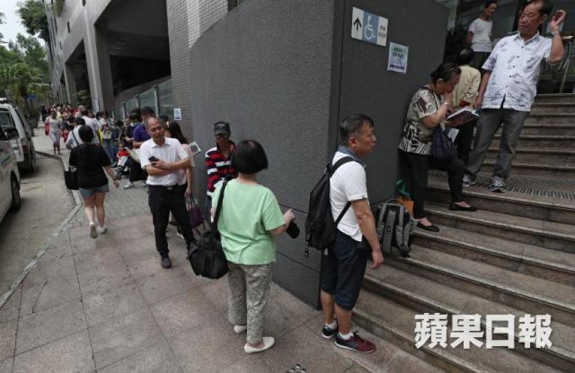 大批市民一早抵達居屋中心等候派表。 大批市民一早抵達居屋中心等候派表。