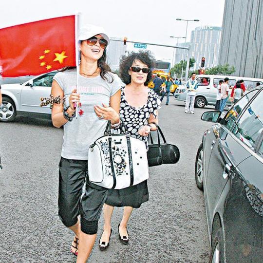 章子怡媽媽（右）是幼稚園老師，她表示小時候父母的世界只有工作。資料圖片章子怡三年前為老公汪峰誕下一名可愛囡囡，她與繼女也相處得非常融洽。資料圖片