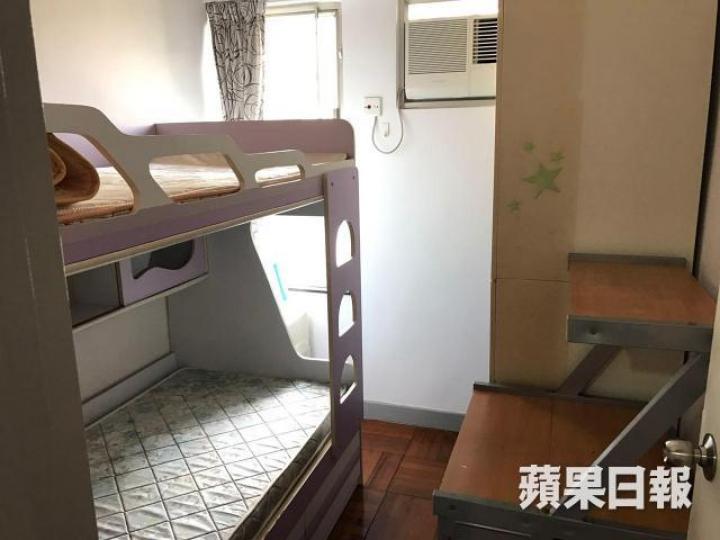 5名內地女生租住粉嶺中心的單位內設有碌架床。 5名內地女生租住粉嶺中心的單位內設有碌架床。