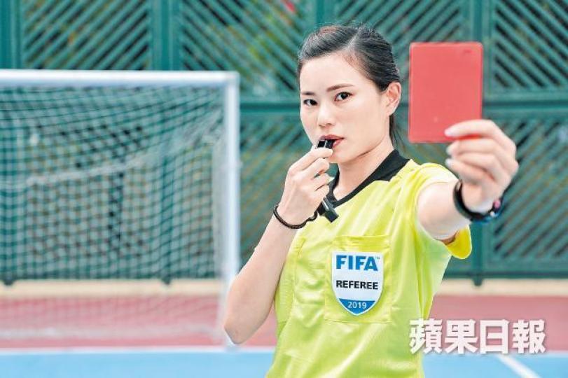 2017年7月,Gigi在利物浦對李斯特城的英超亞洲盃決賽擔任第四裁判,她大讚利物浦主帥高普有風度。今年3月,Gigi往英超交流,其中一站到了阿士東維拉主場,了解如何測試門線科技。恒常練習至關重要,Gigi每日都會做gym和跑步。 2017年7月,Gigi在利物浦對李斯特城的英超亞洲盃決賽擔任第四裁判,她大讚利物浦主帥高普有風度。今年3月,Gigi往英超交流,其中一站到了阿士東維拉主場,了解如何測試門線科技。恒常練習至關重要,Gigi每日都會做gym和跑步。