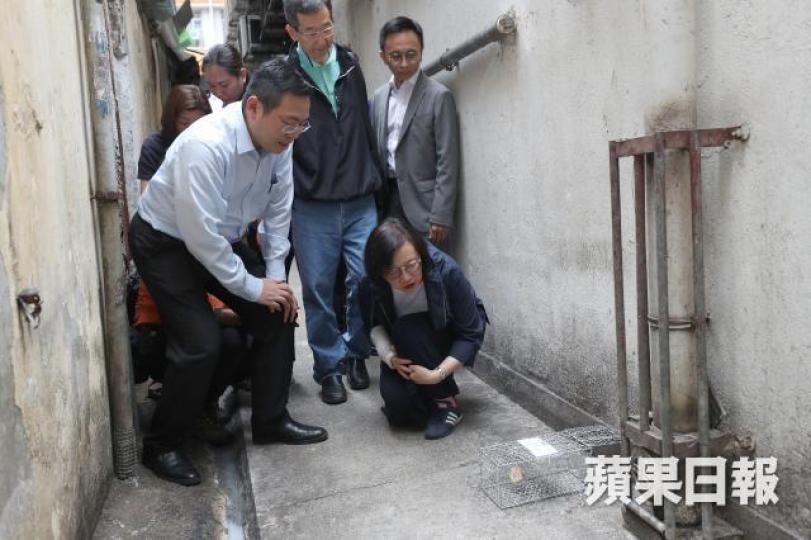 陳肇始(蹲下者)視察部門滅鼠情況。易仰民攝 陳肇始(蹲下者)視察部門滅鼠情況。易仰民攝