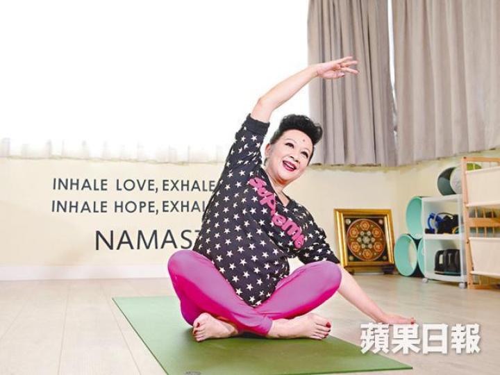家燕姐做瑜伽前不忘拉筋熱身。