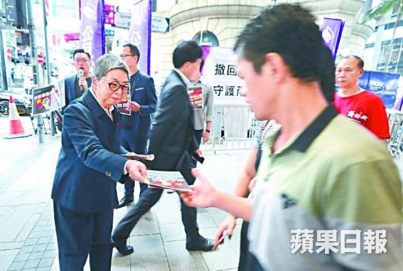 公民黨昨在中環設街站,前議員吳靄儀向途人派傳單,宣傳「反送中」遊行。朱永倫攝 公民黨昨在中環設街站,前議員吳靄儀向途人派傳單,宣傳「反送中」遊行。朱永倫攝