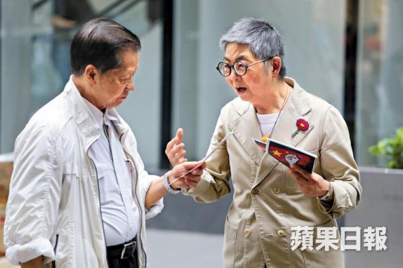 公民黨前法律界議員吳靄儀連日落區派傳單宣傳,力抗惡法。 公民黨前法律界議員吳靄儀連日落區派傳單宣傳,力抗惡法。