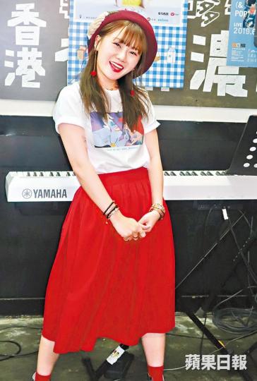 譚杏藍前晚在茶餐廳舉行迷你音樂會，為新歌宣傳。