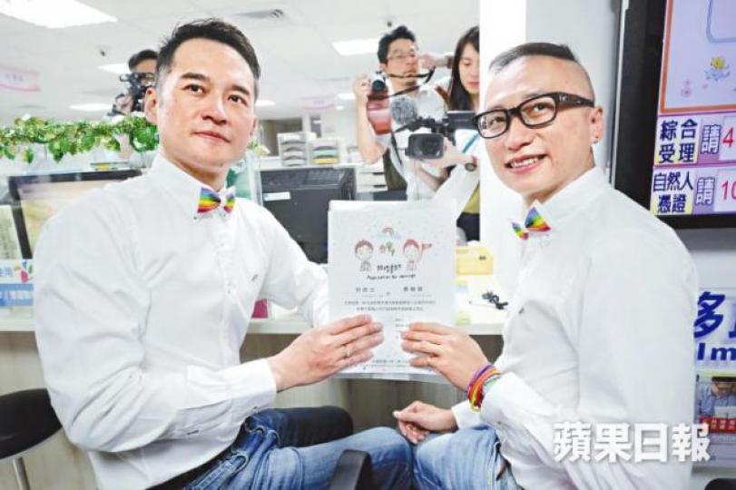Alex(右)與伴侶展示自製的精美結婚證書。何穎賢攝 Alex(右)與伴侶展示自製的精美結婚證書。何穎賢攝