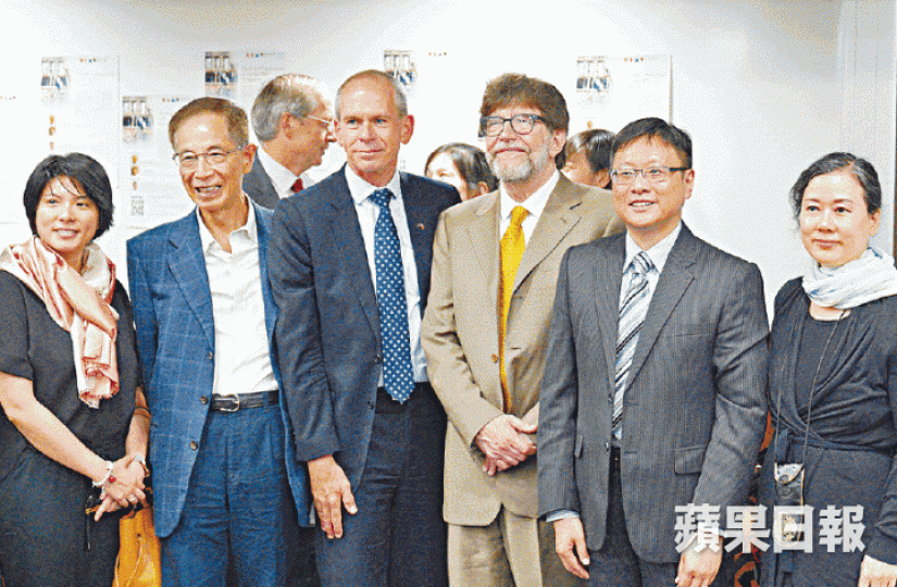 多個團體昨日舉行東歐共產政權解體30周年論壇,李柱銘(左二)及陳家洛(右二)亦有出席。江智騫攝 多個團體昨日舉行東歐共產政權解體30周年論壇,李柱銘(左二)及陳家洛(右二)亦有出席。江智騫攝