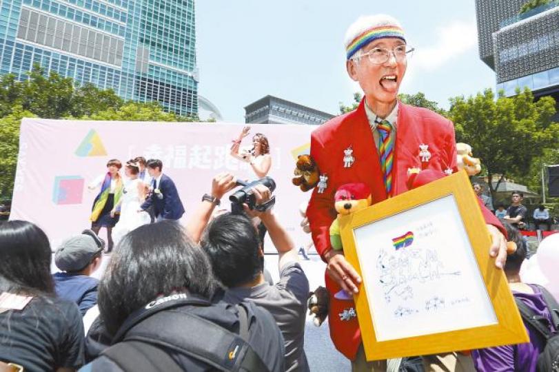 同志教父祁家威到場祝福同性新人。台灣蘋果新聞網 同志教父祁家威到場祝福同性新人。台灣蘋果新聞網