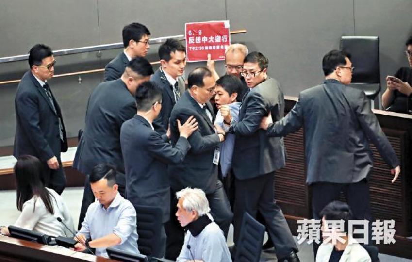 許智峯以揚聲器抗議,被李慧琼下令抬走。 許智峯以揚聲器抗議,被李慧琼下令抬走。