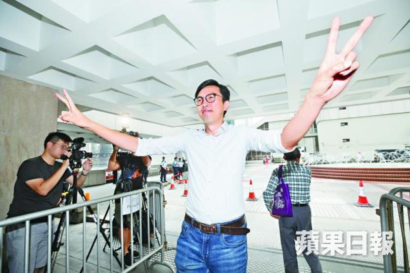 吳文遠昨出庭應訊時高舉勝利手勢。李潤芳攝 吳文遠昨出庭應訊時高舉勝利手勢。李潤芳攝