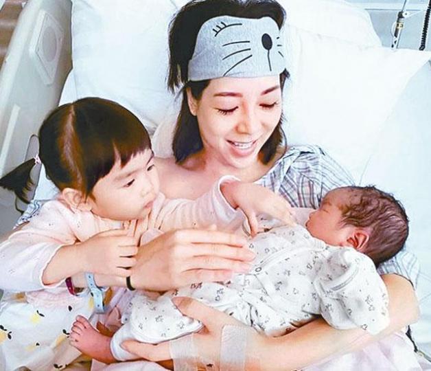 黃婉曼日前誕下細女，表示大女很錫妹妹。互聯網圖片