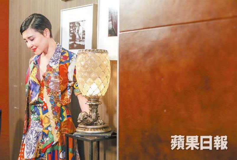 沒有拍拖的日子，這兩年劉美君一樣充實，做《全民造星》導師，又幫ViuTV首次監製新劇《好人好姐》，空餘就享受dating的樂趣。與拍拖8年的Steve最終分手，但劉美君說分手後前度對她更細心。資料圖片18歲下嫁首任老公黃泰來，生下一對仔女，離婚後至今仍做到朋友。《壹週刊》圖片最潮嫲嫲與在美國的孫仔Manson同孫女Madison分隔兩地，現在堅持每日FaceTime，驚兩個孫唔認得自己。互聯網圖片《毀滅號地車》