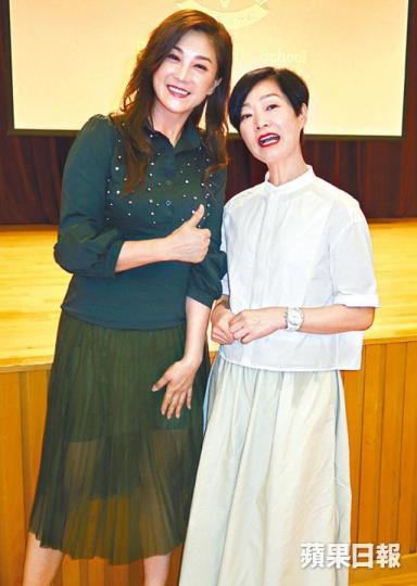 袁潔儀（左）大讚譚玉瑛是位「不老的女神」。《小英雄大銀幕》有過百位小朋友一起拍攝，昨日在鑽石山開工。