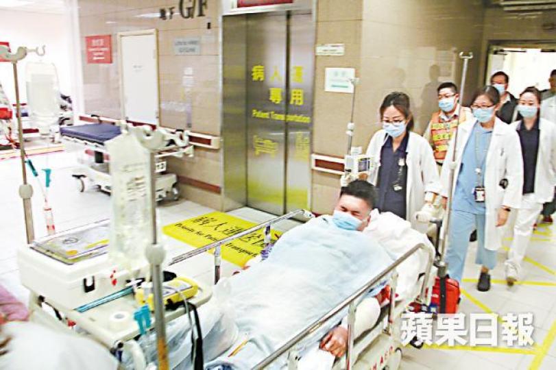 事主送院搶救後情況嚴重,留醫深切治療部。涉事英式理髮店以復古油頭髮型作招徠。傷人案發生後,店舖櫥窗佈滿血迹。 事主送院搶救後情況嚴重,留醫深切治療部。涉事英式理髮店以復古油頭髮型作招徠。傷人案發生後,店舖櫥窗佈滿血迹。