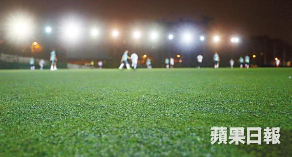 石硤尾公園球場使用仿真草,球員腰及腳腕承受很大壓力。董立華攝康文署球場質素一直為人詬病,九龍灣公園更被封地獄球場。康文署場地炒賣問題嚴重,打擊多年未見成效。 石硤尾公園球場使用仿真草,球員腰及腳腕承受很大壓力。董立華攝康文署球場質素一直為人詬病,九龍灣公園更被封地獄球場。康文署場地炒賣問題嚴重,打擊多年未見成效。