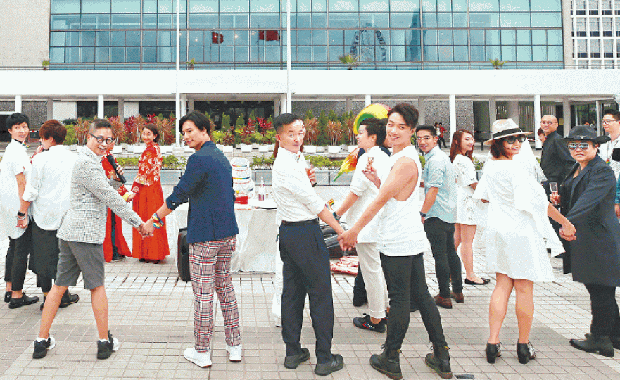 多個同運組織昨在婚姻登記處所在的大會堂舉行「同慶同婚」活動。 多個同運組織昨在婚姻登記處所在的大會堂舉行「同慶同婚」活動。