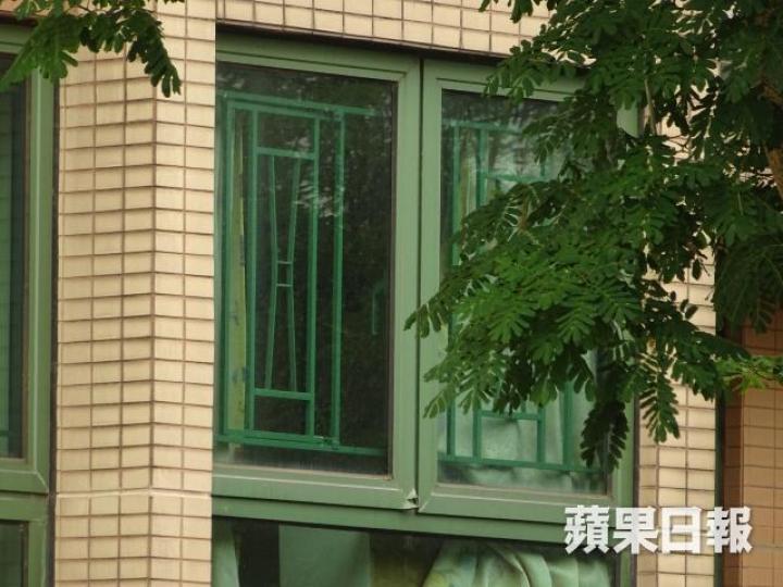 元朗洪水橋五個住宅單位遭連環爆竊,其中一單位窗戶有被撬痕迹。張家豪攝 元朗洪水橋五個住宅單位遭連環爆竊,其中一單位窗戶有被撬痕迹。張家豪攝