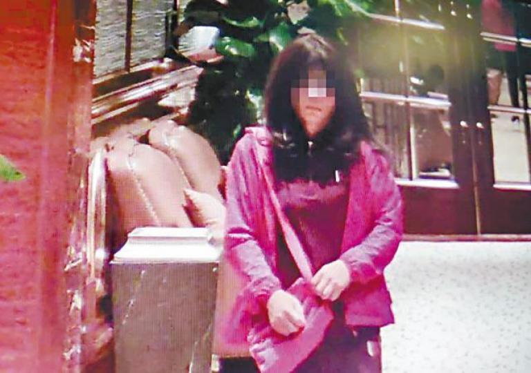 案中姓鄧男疑匪曾戴假髮扮女人到酒店踩線。司警將涉案內地男女黑布蒙頭帶走調查。 案中姓鄧男疑匪曾戴假髮扮女人到酒店踩線。司警將涉案內地男女黑布蒙頭帶走調查。