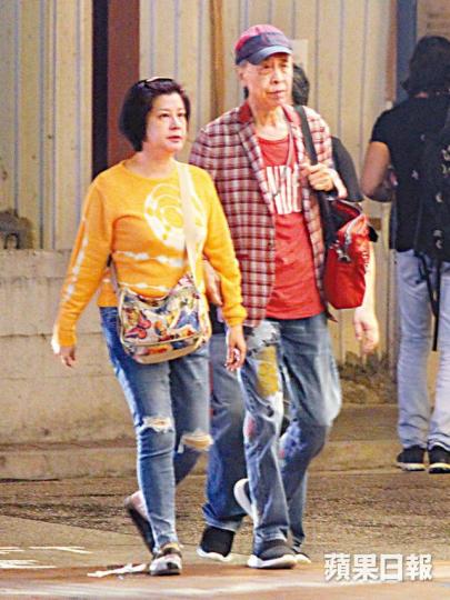 【蹺住】葉振棠會合短髮女友人後，兩人由銅鑼灣行去天后。【扶實】視力不好的葉振棠，獲女友人細心扶着行去港鐵站。【食麵】葉振棠與女友人食雲吞麵醫肚。【偶遇】夏韶聲買外賣時遇見葉振棠，兩人傾了一會。【消遣】葉振棠當日下午先與張國強（左）到酒吧消遣。
