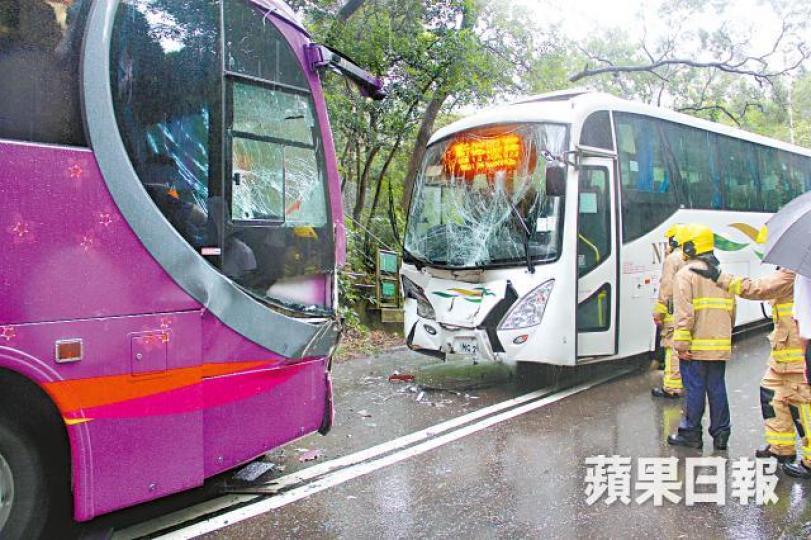 旅巴(左)與嶼巴相撞,兩車擋風玻璃爆裂。 旅巴(左)與嶼巴相撞,兩車擋風玻璃爆裂。