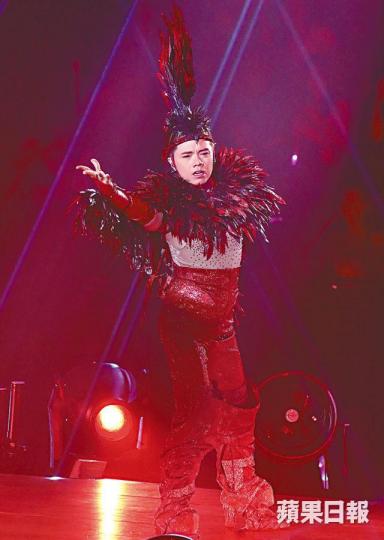 軒仔穿上紅色印第安透視裝時，驚現粗腰。化身成「火龍果」的軒仔，忘形地扭腰趷籮又唱又跳。張敬軒前晚在台上獻唱到投入跪低。軒仔笑言為了今次澳門騷，買了200個道具火龍果。