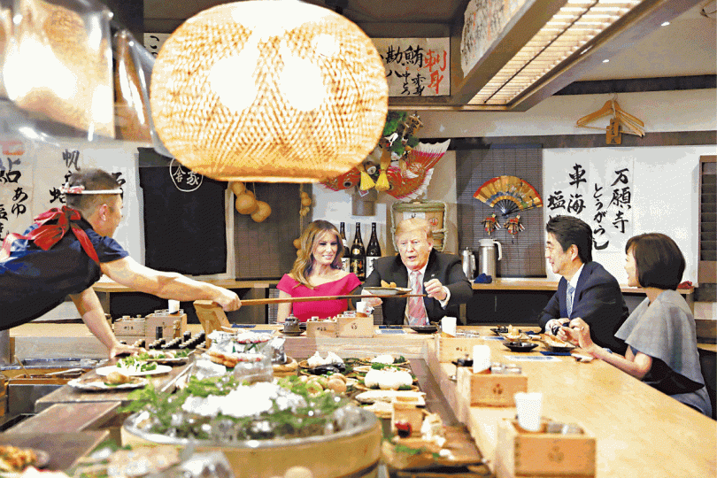 特朗普昨晚在「田舍家」體驗富表演色彩的爐端燒。 特朗普昨晚在「田舍家」體驗富表演色彩的爐端燒。