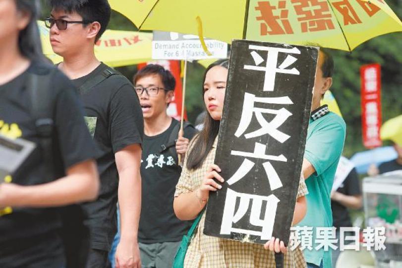 面對送中惡法威脅,不少年輕人昨走上街頭發聲。馬泉崇攝有市民自製道具批評林鄭月娥硬推惡法禍港殃民。 面對送中惡法威脅,不少年輕人昨走上街頭發聲。馬泉崇攝有市民自製道具批評林鄭月娥硬推惡法禍港殃民。