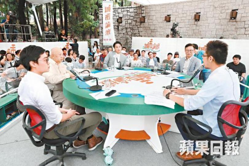 陳浩天(左)昨在《城市論壇》中直言「對香港法治冇信心」。黃耀興攝 陳浩天(左)昨在《城市論壇》中直言「對香港法治冇信心」。黃耀興攝