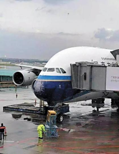 南方航空一架客機遭冰雹襲擊,前擋風玻璃和機鼻雷達罩受損。互聯網北京網民展示從天而降的冰雹。互聯網 南方航空一架客機遭冰雹襲擊,前擋風玻璃和機鼻雷達罩受損。互聯網北京網民展示從天而降的冰雹。互聯網