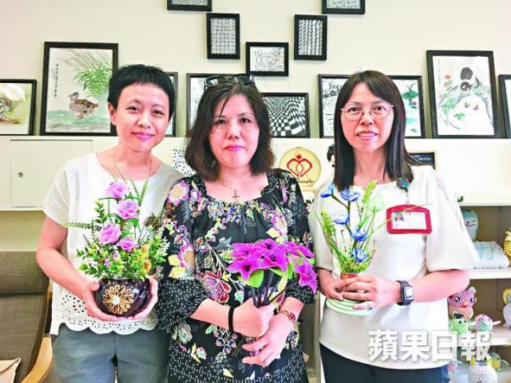 林女士(中)學習手工藝後抑鬱症病情大為改善;左為陳秀敏。 林女士(中)學習手工藝後抑鬱症病情大為改善;左為陳秀敏。