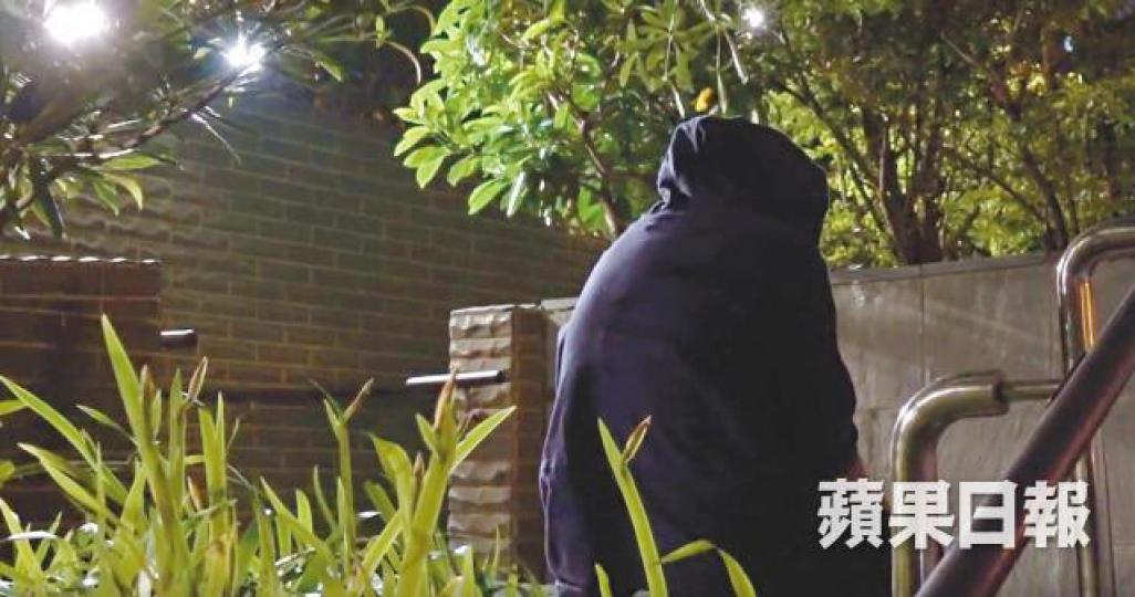 剛投身社會工作的苦主,稱被Z Studio騙去5萬元,是她所有積蓄。Z Studio與被消委會點名批評的Fitness Express登記地址及電話完全相同。【妙齡女釣客】萬高商業大廈外有女職員截停記者,遞上Z Studio卡片,並哄記者:「幫幫手,做完這一單就可以了」。【大隻佬狂sell】自稱健身教練的男子帶記者進入小房間繼續推銷,其間以照片展示健身效果。S.M.L Studio被消委會譴責後繼續開業。消委會早前指四間健身中心涉以不良手法誘騙市民買會籍。 剛投身社會工作的苦主,稱被Z Studio騙去5萬元,是她所有積蓄。Z Studio與被消委會點名批評的Fitness Express登記地址及電話完全相同。【妙齡女釣客】萬高商業大廈外有女職員截停記者,遞上Z Studio卡片,並哄記者:「幫幫手,做完這一單就可以了」。【大隻佬狂sell】自稱健身教練的男子帶記者進入小房間繼續推銷,其間以照片展示健身效果。S.M.L Studio被消委會譴責後繼續開業。消委會早前指四間健身中心涉以不良手法誘騙市民買會籍。