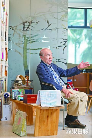 黃宏發在西貢的書齋內,由評論《逃犯條例》修訂,到吟誦李白《望廬山瀑布》,天南地北。黃宏發與劉皇發兩位發叔,都與新界淵源甚深。身為英治時代最後一位立法局主席,發叔(右五)雖與中方合作,但未能過渡成首任立法會主席。立法局足球隊員黃宏發抱怨隊長陳智思「錫住自己」,落場往往不夠十分鐘,直指「冇癮」。家在白沙灣,但書齋比時下家居更大,黃宏發在此潛心詩詞。西貢海的微風吹送,黃宏發搖着紅酒杯,笑指喜歡香港多於美國。黃宏發最近迷於譯李清照的詞,被太太指為用字「可以拗足一個月」。 黃宏發在西貢的書齋內,由評論《逃犯條例》修訂,到吟誦李白《望廬山瀑布》,天南地北。黃宏發與劉皇發兩位發叔,都與新界淵源甚深。身為英治時代最後一位立法局主席,發叔(右五)雖與中方合作,但未能過渡成首任立法會主席。立法局足球隊員黃宏發抱怨隊長陳智思「錫住自己」,落場往往不夠十分鐘,直指「冇癮」。家在白沙灣,但書齋比時下家居更大,黃宏發在此潛心詩詞。西貢海的微風吹送,黃宏發搖着紅酒杯,笑指喜歡香港多於美國。黃宏發最近迷於譯李清照的詞,被太太指為用字「可以拗足一個月」。