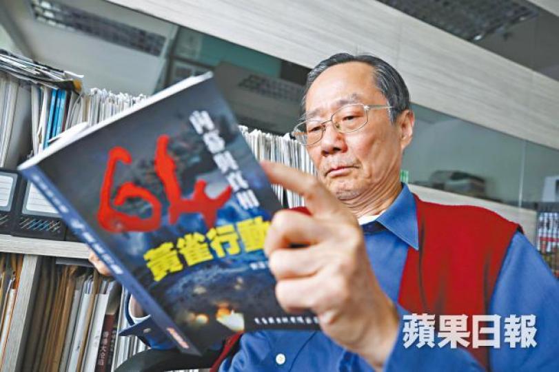 劉達文指,部份黃雀以為待大陸變天就能回去,最終還是要流亡。謝榮耀攝少玲每年風雨不改到維園高舉燭光。易仰民攝赤泥坪村曾是民運人士的藏身之所。盧樂謙(左)和李俊峰策劃《碧街事變》,發現很多耐人尋味之處。 梁志永攝王振星認為國殤之柱擺放港大,代表言論自由這個珍貴價值。易仰民攝民主女神像在二千人擁護下運至中大。梅艷芳號召的民主歌聲獻中華共籌得1,200萬元支持北京學生。 劉達文指,部份黃雀以為待大陸變天就能回去,最終還是要流亡。謝榮耀攝少玲每年風雨不改到維園高舉燭光。易仰民攝赤泥坪村曾是民運人士的藏身之所。盧樂謙(左)和李俊峰策劃《碧街事變》,發現很多耐人尋味之處。 梁志永攝王振星認為國殤之柱擺放港大,代表言論自由這個珍貴價值。易仰民攝民主女神像在二千人擁護下運至中大。梅艷芳號召的民主歌聲獻中華共籌得1,200萬元支持北京學生。