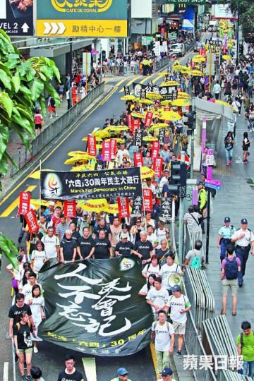 2,200人昨無懼風雨及中共威嚇,參加六四遊行,反對送中惡法。李家皓攝遊行人士除高喊平反六四,亦要求撤回送中條例。 2,200人昨無懼風雨及中共威嚇,參加六四遊行,反對送中惡法。李家皓攝遊行人士除高喊平反六四,亦要求撤回送中條例。