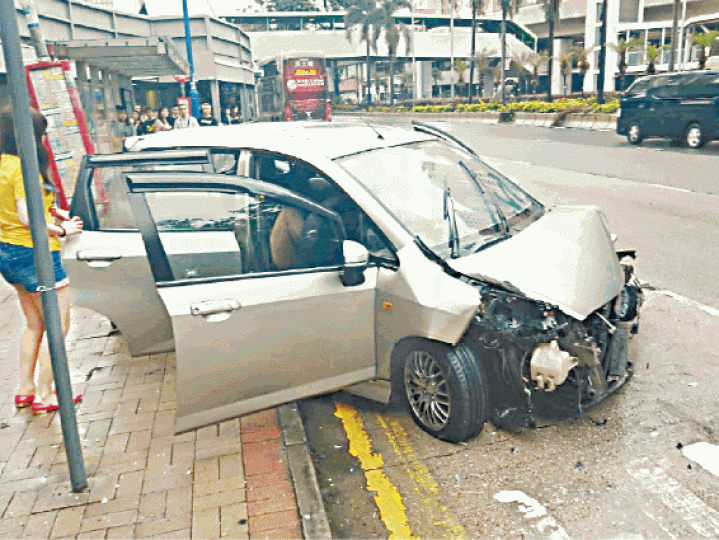 私家車失控鏟上巴士站,肇事女司機(左)自行落車,其女兒被困後座。關伯的女親友驚聞噩耗,跌坐地上痛哭。溫瑞麟攝 私家車失控鏟上巴士站,肇事女司機(左)自行落車,其女兒被困後座。關伯的女親友驚聞噩耗,跌坐地上痛哭。溫瑞麟攝