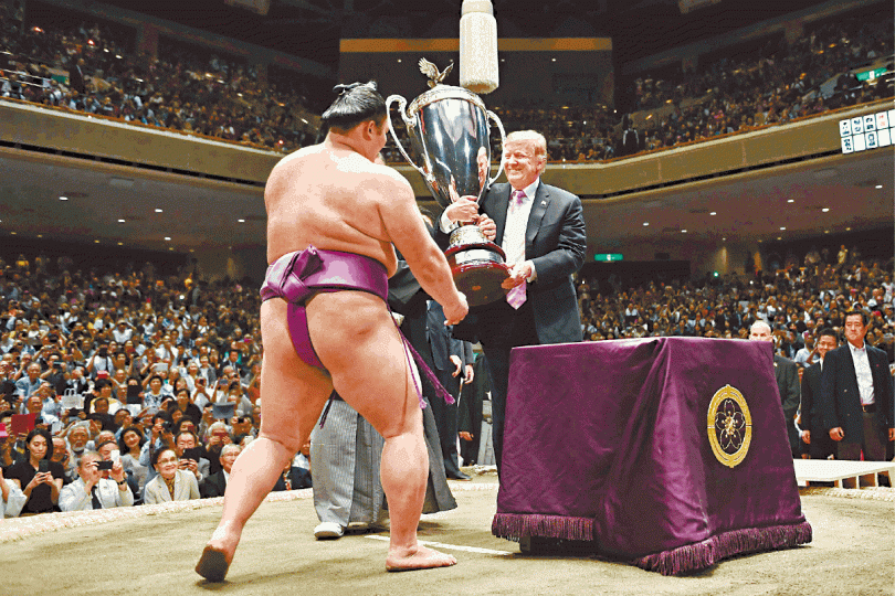 特朗普賽後向得勝力士朝乃山頒發「美國總統盃」。 特朗普賽後向得勝力士朝乃山頒發「美國總統盃」。